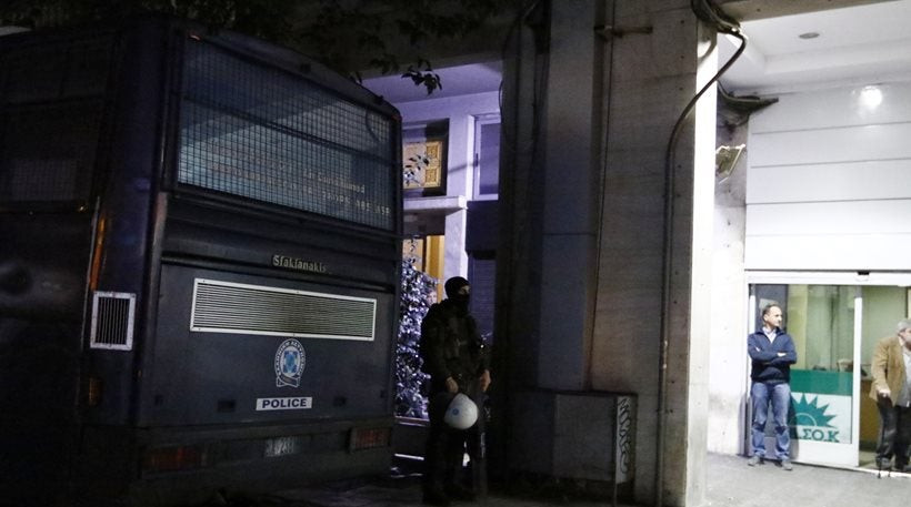 Επίθεση στα γραφεία του Πασοκ -Nέα συγκλονιστική μαρτυρία από αστυνομικό φρουρό: «Η βολίδα έσκαψε την κολόνα στο ύψος του κεφαλιού μου»